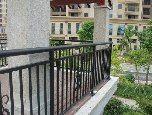 洛陽(yáng)鋅鋼護(hù)欄廠(chǎng)-鋅鋼陽(yáng)臺(tái)